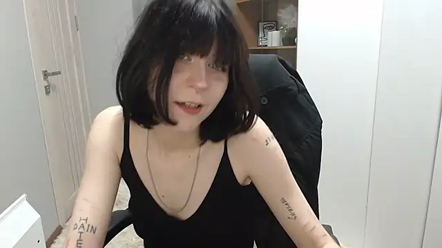 TinaQuiin online show from October 10, 2025, 8:02 am