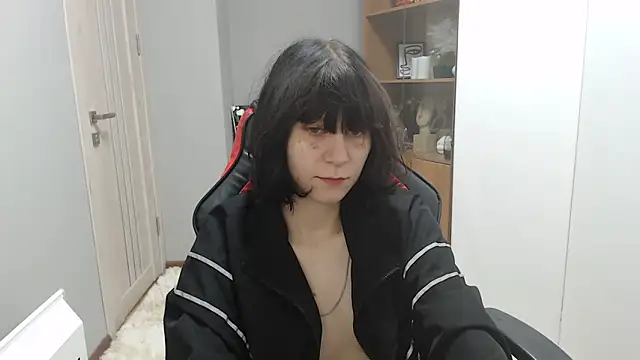 TinaQuiin online show from October 20, 2025, 8:04 am