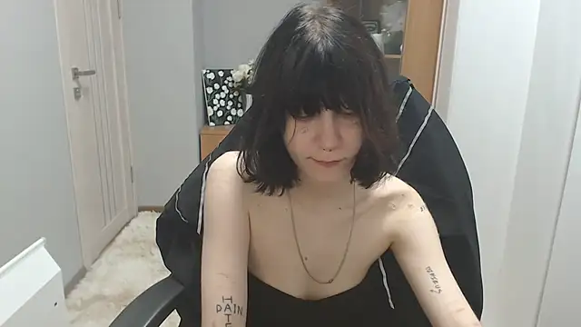 TinaQuiin online show from October 24, 2025, 8:11 am