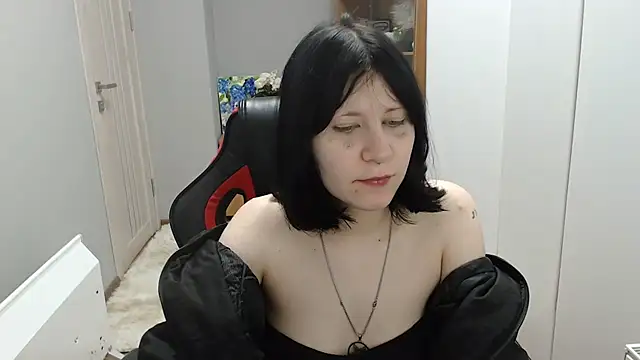 TinaQuiin online show from December 3, 2025, 8:56 am