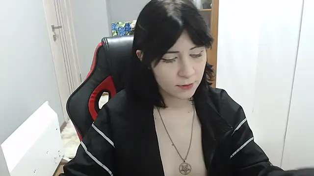 TinaQuiin online show from December 17, 2025, 8:53 am