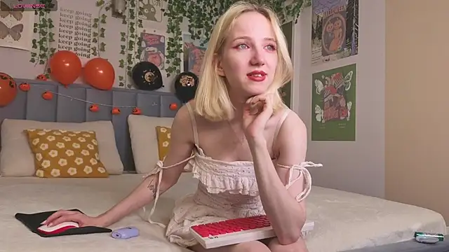 EmmaNovak online show from October 26, 2025, 12:55 pm