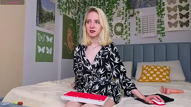 EmmaNovak online show from December 3, 2025, 4:05 pm