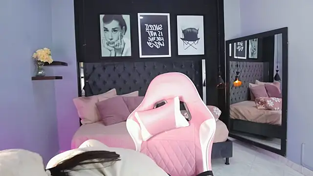 Snapshot of kitty_collins_ chatting on November 12, 2025, 12:05 pm kitty collins online show from November 12, 2025, 12:05 pm