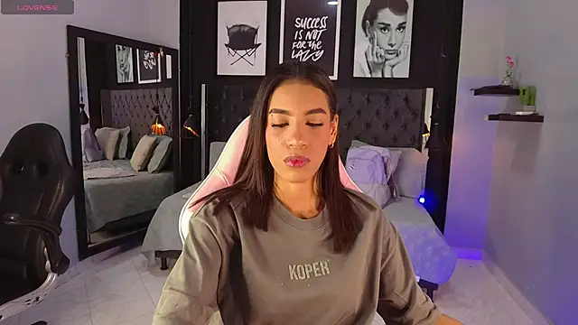 Snapshot of kitty_collins_ chatting on December 14, 2025, 11:37 am kitty collins online show from December 14, 2025, 11:37 am