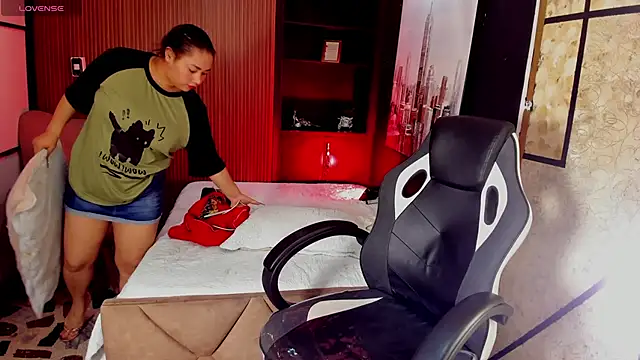 ThaliaBrooks  online show from November 21, 2025, 4:33 am