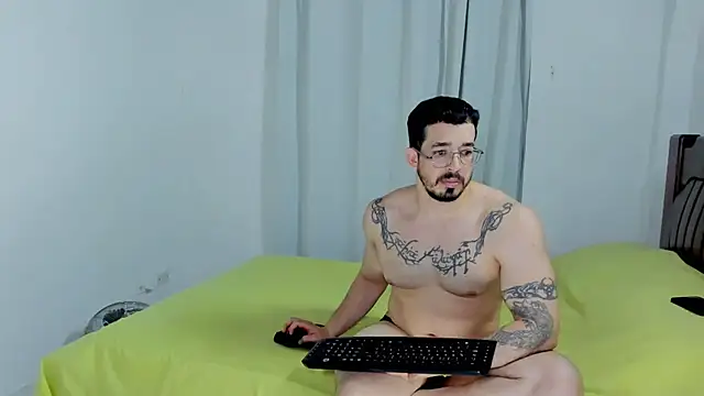 Snapshot of Hunter_Hoott chatting on December 18, 2025, 2:17 am Hunter Hoott online show from December 18, 2025, 2:17 am