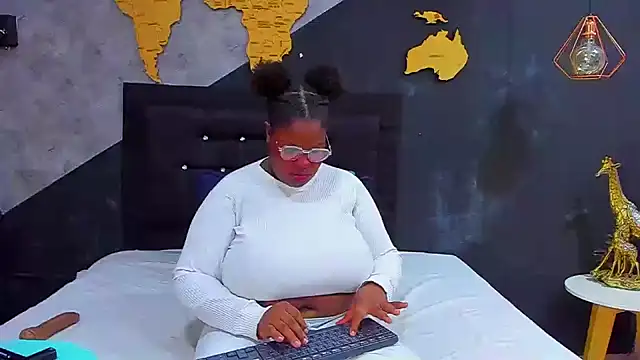 Snapshot of Maiam__Rossi chatting on October 18, 2025, 12:39 pm Maiam Rossi online show from October 18, 2025, 12:39 pm