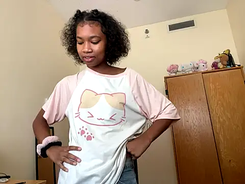 luvrgrllani online show from September 10, 2025, 7:47 pm