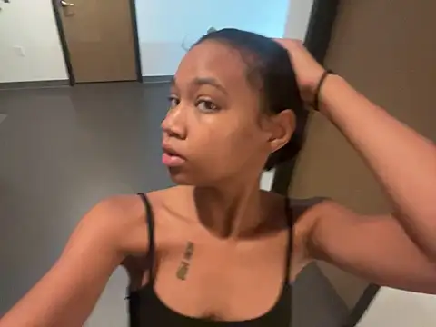 luvrgrllani online show from October 4, 2025, 5:44 pm