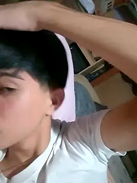 LUISSLEONN0958 online show from September 10, 2025, 6:19 pm