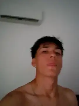 LUISSLEONN0958 online show from November 9, 2025, 10:30 pm