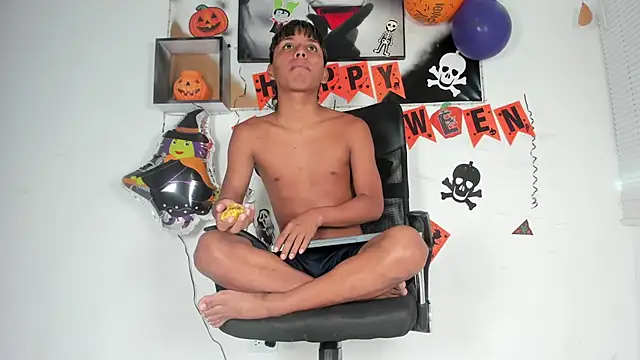 tyler twink boy online show from October 24, 2025, 12:56 pm