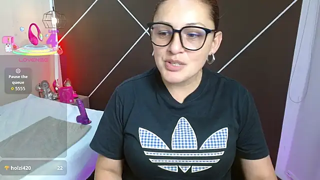 Snapshot of ScarletHott_ chatting on October 22, 2025, 11:43 am ScarletHott online show from October 22, 2025, 11:43 am