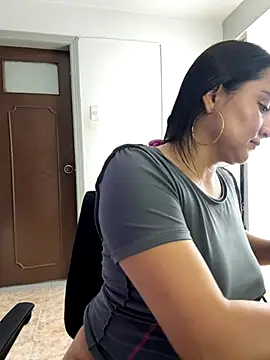 Snapshot of Rouse69_ chatting on October 21, 2025, 11:33 am Rouse69 online show from October 21, 2025, 11:33 am