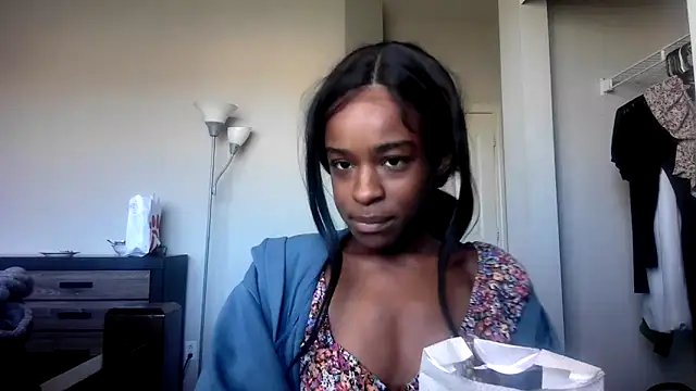 Snapshot of Marlowlovee chatting on October 13, 2025, 5:24 pm Marlowlovee online show from October 13, 2025, 5:24 pm