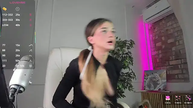 Snapshot of Blessed_Molly chatting on October 6, 2025, 7:28 am Blessed Molly online show from October 6, 2025, 7:28 am