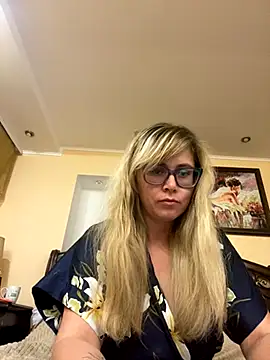 Crystal00Girl online show from October 15, 2025, 10:10 pm