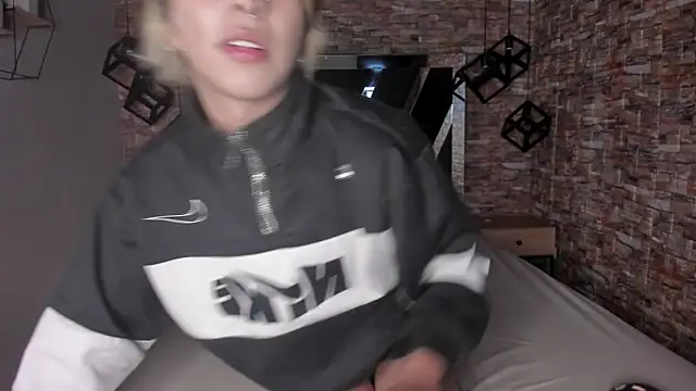 Snapshot of OliIverr22 chatting on September 10, 2025, 1:44 pm OliIverr22 online show from September 10, 2025, 1:44 pm