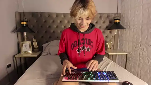 Snapshot of OliIverr22 chatting on September 19, 2025, 2:18 pm OliIverr22 online show from September 19, 2025, 2:18 pm