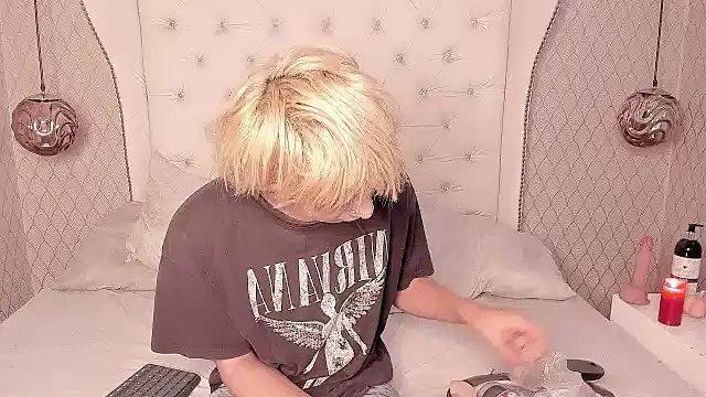 Snapshot of OliIverr22 chatting on October 19, 2025, 1:12 pm OliIverr22 online show from October 19, 2025, 1:12 pm