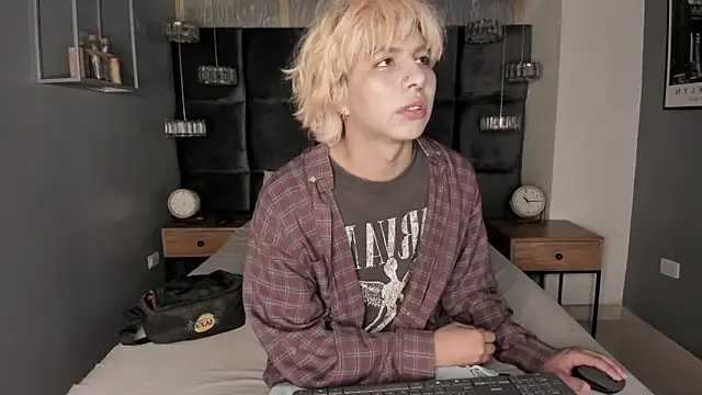 Snapshot of OliIverr22 chatting on November 11, 2025, 6:30 pm OliIverr22 online show from November 11, 2025, 6:30 pm