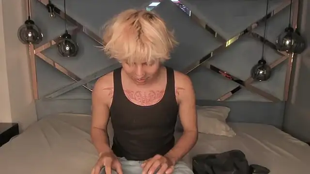 Snapshot of OliIverr22 chatting on November 12, 2025, 8:52 pm OliIverr22 online show from November 12, 2025, 8:52 pm