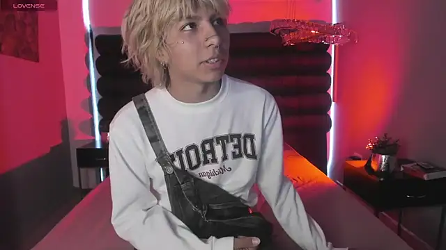 Snapshot of OliIverr22 chatting on December 4, 2025, 12:14 pm OliIverr22 online show from December 4, 2025, 12:14 pm