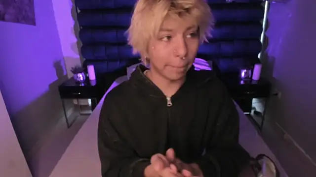 Snapshot of OliIverr22 chatting on December 15, 2025, 11:58 am OliIverr22 online show from December 15, 2025, 11:58 am