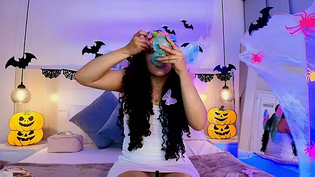 Snapshot of alehia_cute chatting on October 31, 2025, 8:43 pm alehia cute online show from October 31, 2025, 8:43 pm