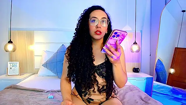 Snapshot of alehia_cute chatting on December 5, 2025, 2:20 am alehia cute online show from December 5, 2025, 2:20 am