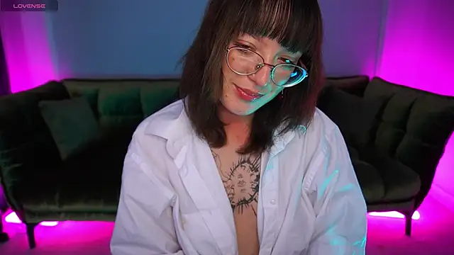 Snapshot of Pixie_Peachh chatting on October 28, 2025, 9:06 pm Pixie Peachh online show from October 28, 2025, 9:06 pm