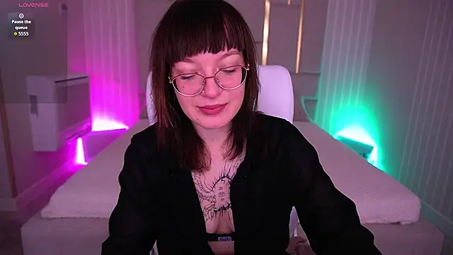 Snapshot of Pixie_Peachh chatting on November 9, 2025, 7:28 am Pixie Peachh online show from November 9, 2025, 7:28 am