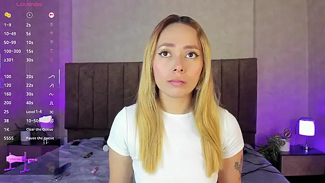 LanaMills  online show from November 16, 2025, 4:51 am