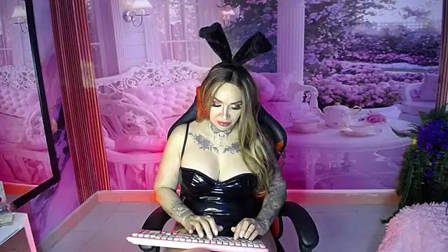 Snapshot of Layla-Watson chatting on October 3, 2025, 12:13 pm Layla-Watson online show from October 3, 2025, 12:13 pm