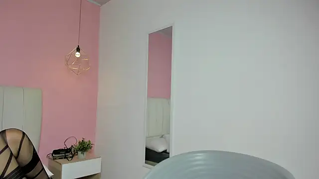 elisabethflores online show from November 10, 2025, 9:03 pm