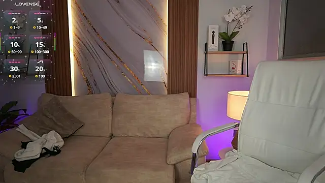 MilaCrave online show from November 6, 2025, 11:33 am