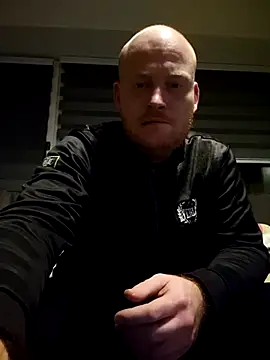 svenni2525 online show from October 28, 2025, 2:15 am