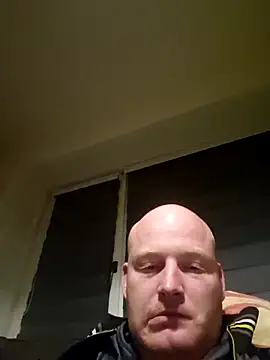 svenni2525 online show from December 1, 2025, 2:38 am