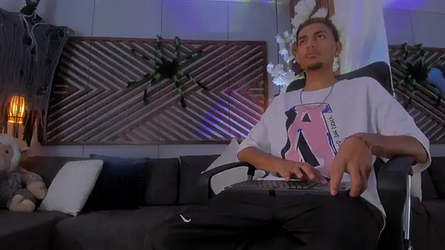 Snapshot of Adonis_WB chatting on October 29, 2025, 9:27 pm Adonis WB online show from October 29, 2025, 9:27 pm