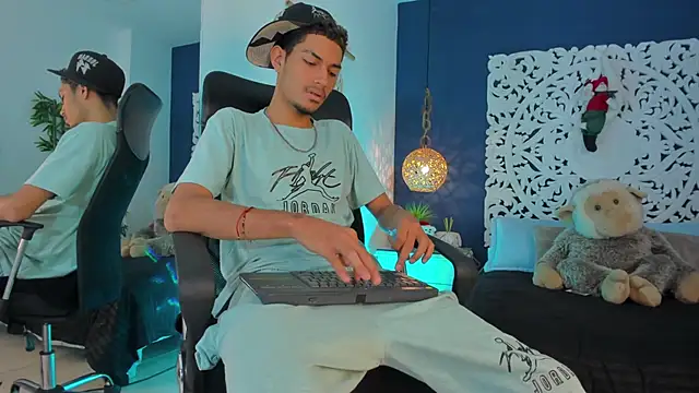 Snapshot of Adonis_WB chatting on November 19, 2025, 2:11 am Adonis WB online show from November 19, 2025, 2:11 am