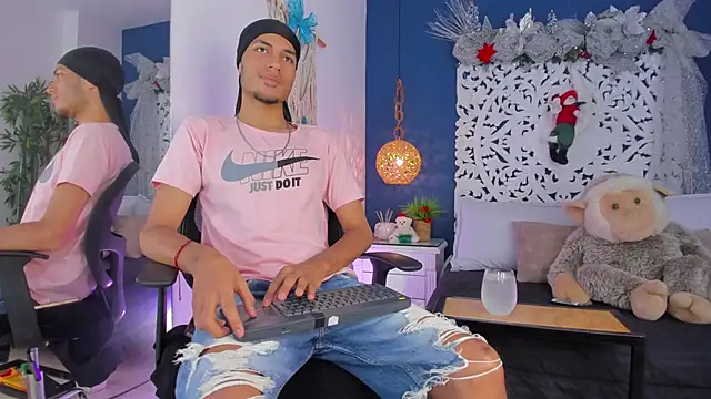 Snapshot of Adonis_WB chatting on December 4, 2025, 8:28 pm Adonis WB online show from December 4, 2025, 8:28 pm