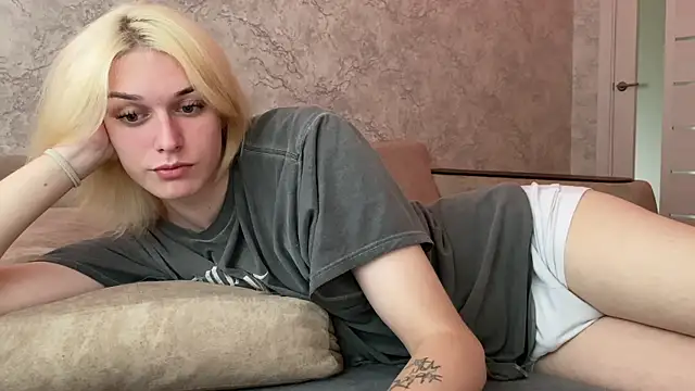 Snapshot of evelina228 chatting on September 18, 2025, 7:32 am evelina228 online show from September 18, 2025, 7:32 am