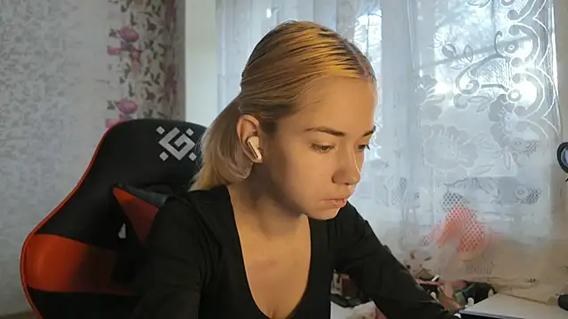 Witching Moon online show from November 6, 2025, 7:20 am