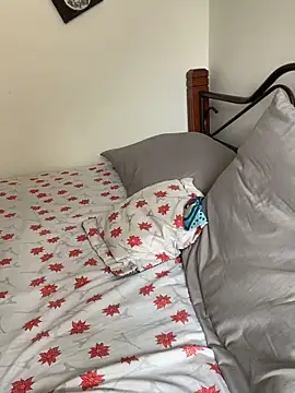 Thegirlofthe1000counts online show from September 18, 2025, 6:32 pm