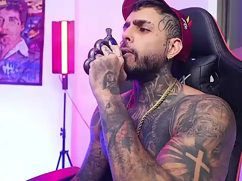 Snapshot of logan_hugh8 chatting on November 9, 2025, 2:32 am logan hugh8 online show from November 9, 2025, 2:32 am