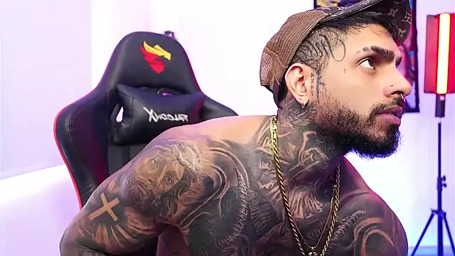 Snapshot of logan_hugh8 chatting on November 17, 2025, 7:30 pm logan hugh8 online show from November 17, 2025, 7:30 pm