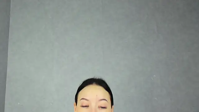 EileenMoores online show from December 1, 2025, 9:47 am