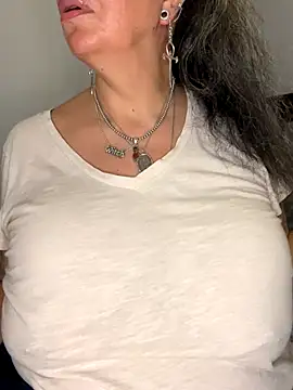 dieseldame1313 online show from December 3, 2025, 3:03 am