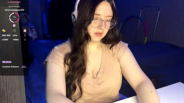 LauretteRagar online show from November 11, 2025, 6:19 pm